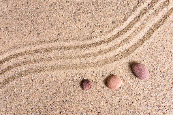 Zen jardín olas de arena y esculturas de roca —  Fotos de Stock