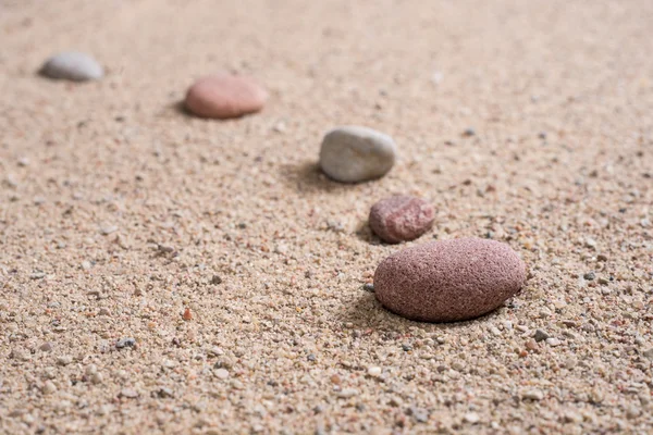 Zen jardín olas de arena y esculturas de roca — Foto de Stock