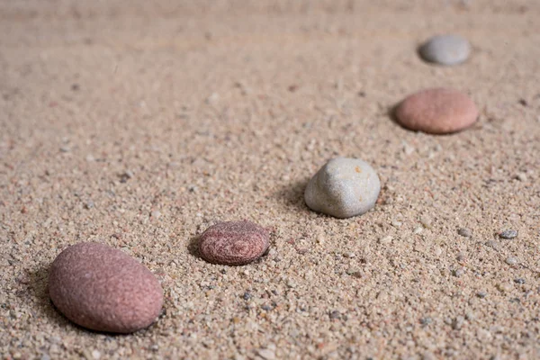 Zen jardin sable vagues et sculptures de roche — Photo