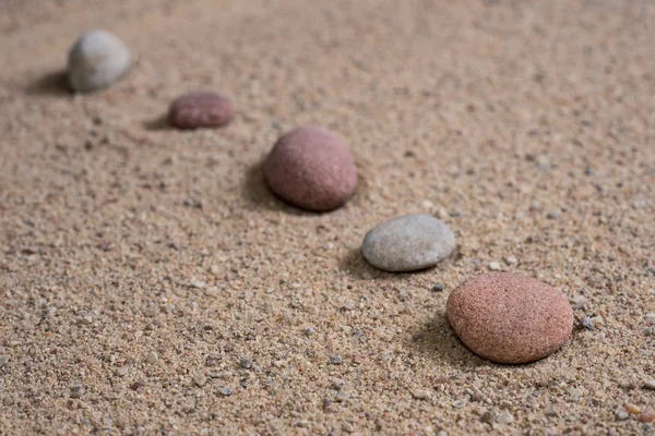 Zen jardín olas de arena y esculturas de roca — Foto de Stock