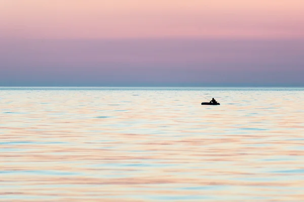 Pequeno barco no mar ao nascer do sol — Fotografia de Stock