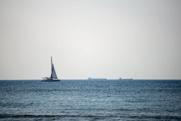 海の中の小さな白い船 — ストック写真