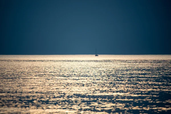 Pequeño barco en el mar al amanecer — Foto de Stock