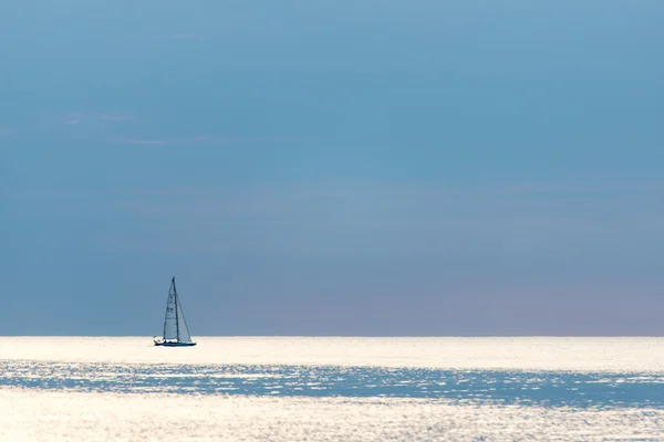 Petit bateau dans la mer au lever du soleil — Photo