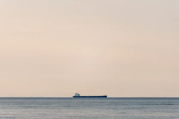 Grande navio longe no mar — Fotografia de Stock