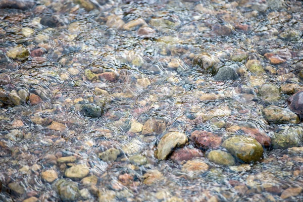 Vallende stenen in de rivier — Stockfoto
