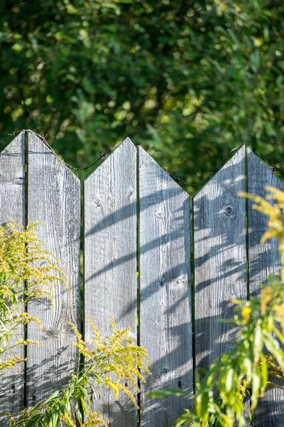 Vieille clôture en bois avec fil barbelé sur le dessus — Photo