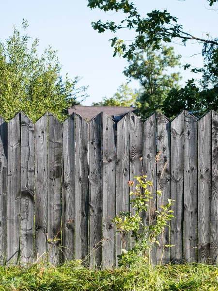 Vieille clôture en bois avec fil barbelé sur le dessus — Photo