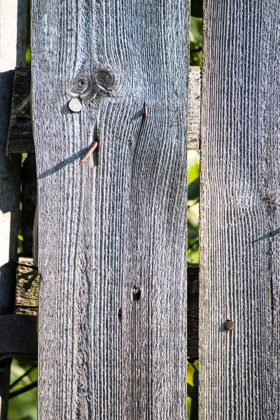 Stary drewniany płot z drutu kolczastego, na górze — Zdjęcie stockowe