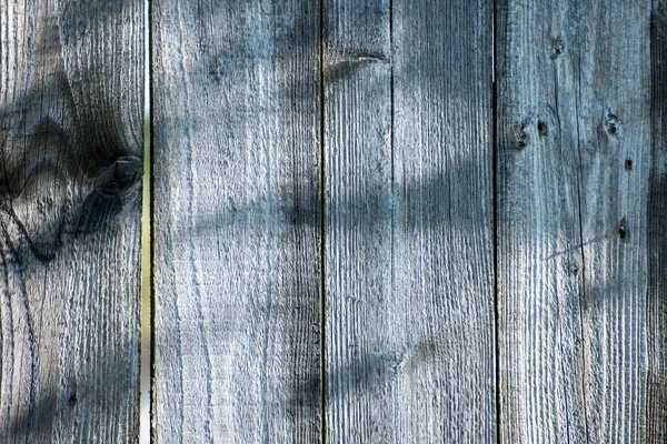 Oude houten hek met prikkeldraad bovenop — Stockfoto