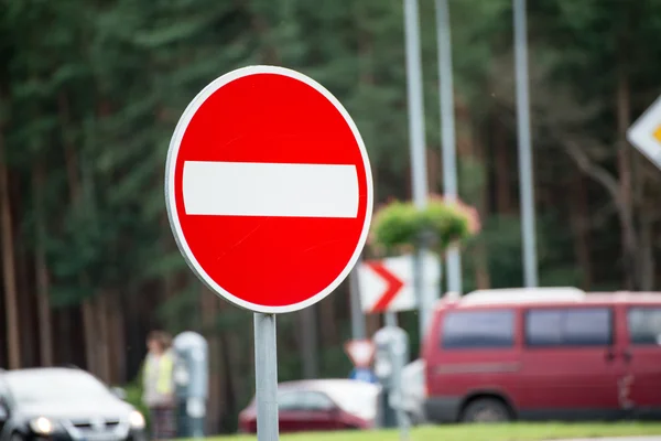 Vägmärken och linjer på asfalt — Stockfoto