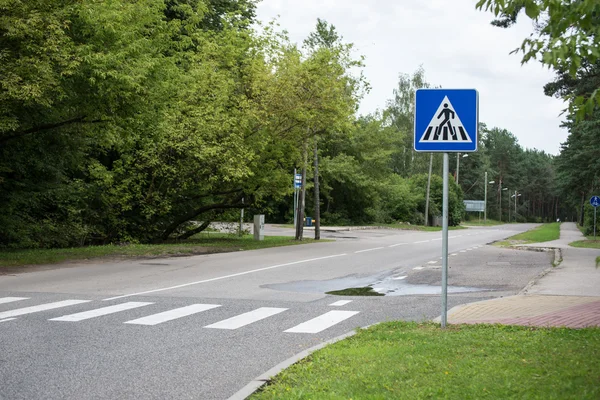 Vägmärken och linjer på asfalt — Stockfoto