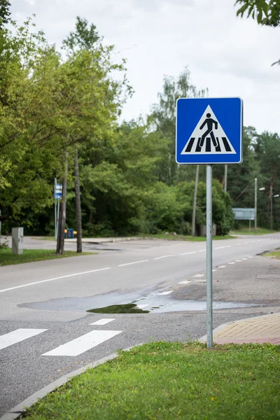 Vägmärken och linjer på asfalt — Stockfoto