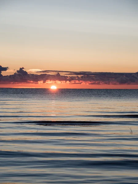 Bella alba in mare sulla spiaggia selvaggia — Foto Stock