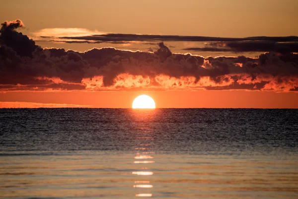 Hermoso amanecer en el mar en la playa salvaje — Foto de Stock