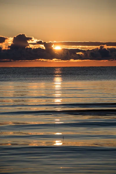 Piękny wschód słońca na morzu na dzikiej plaży — Zdjęcie stockowe