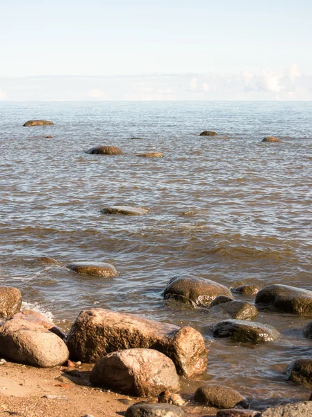 Skalnatá pláž v Baltském moři — Stock fotografie