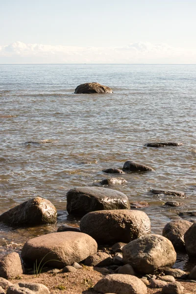 Скалистый пляж в Балтийском море — стоковое фото