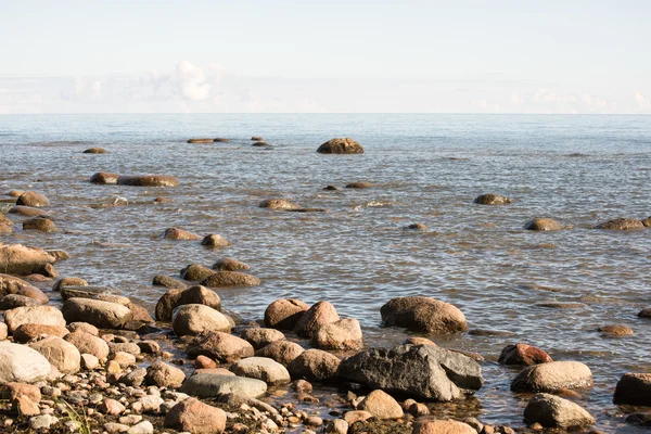 Playa rocosa en el mar báltico —  Fotos de Stock