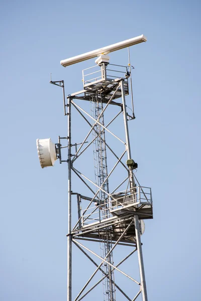 Torre alta com antena — Fotografia de Stock