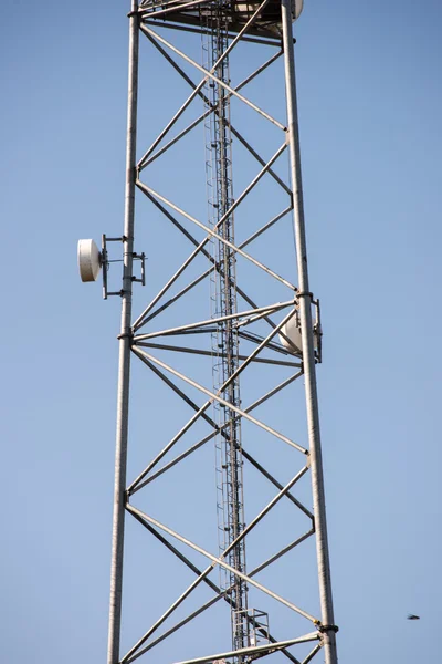Высокая башня с антенной — стоковое фото