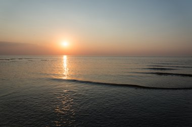 yansımaları ve bulutlar deniz renkli günbatımı