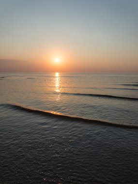 yansımaları ve bulutlar deniz renkli günbatımı
