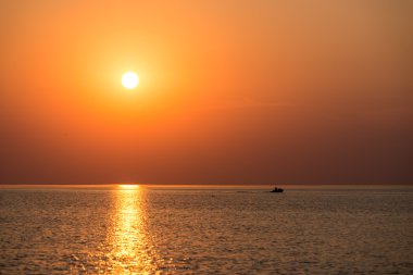 Günbatımında yansımaları ve bulutlar deniz tekne