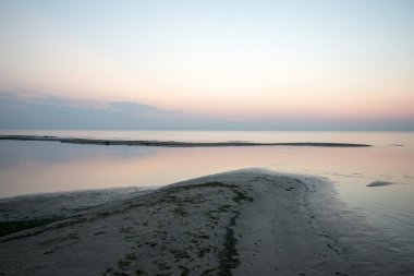 plaj kum ve bulutlar güneş battıktan sonra