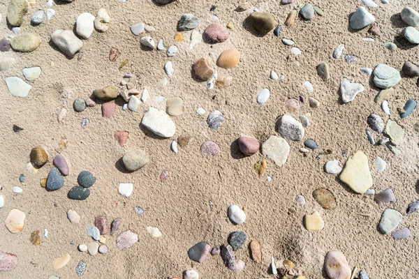 Plage rocheuse avec sable et galets — Photo