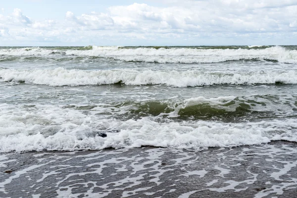 Κύματα του νερού που ορμούν στην άμμο — Φωτογραφία Αρχείου
