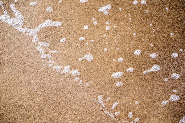 Ondas de água correndo na areia — Fotografia de Stock