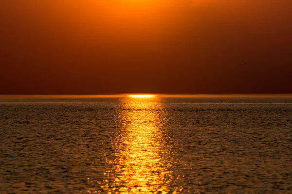 Colorido atardecer en el mar con reflejos y nubes — Foto de Stock