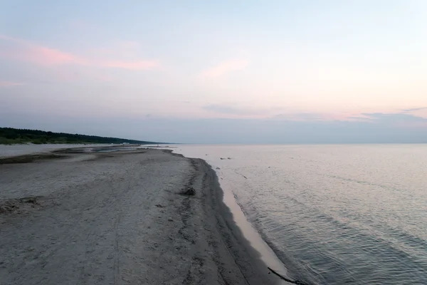 Plaża po zachodzie słońca z piasku i chmury — Zdjęcie stockowe