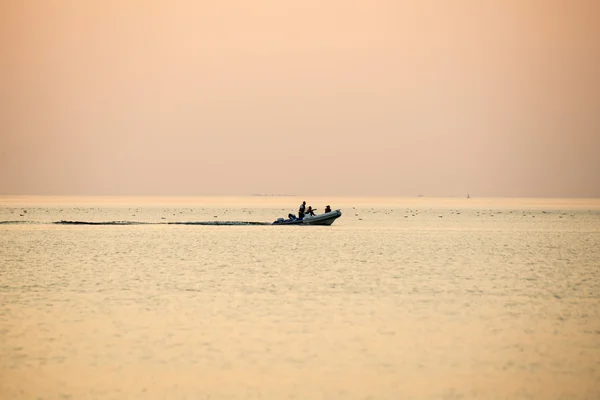 Coucher de soleil coloré dans la mer avec reflets et nuages — Photo