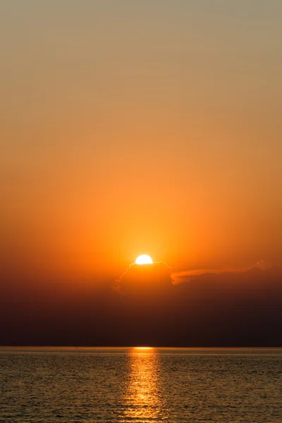 Kolorowy zachód słońca w morzu z odbicia i chmury — Zdjęcie stockowe