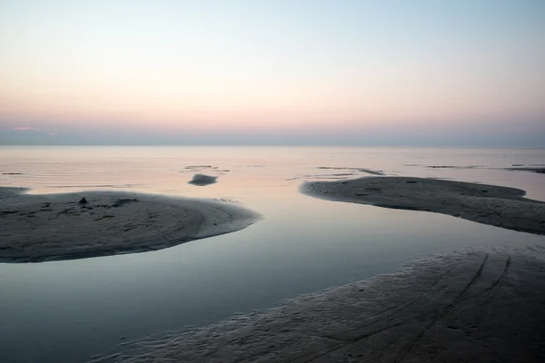 Pláž po západu slunce s pískem a mraky — Stock fotografie