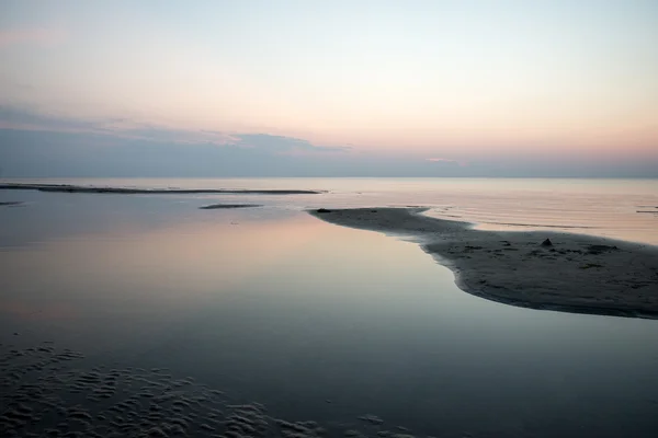 Plaża po zachodzie słońca z piasku i chmury — Zdjęcie stockowe