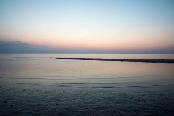 Plaj kum ve bulutlar güneş battıktan sonra — Stok fotoğraf