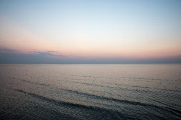 カラフルな反射と雲と海の夕日 — ストック写真