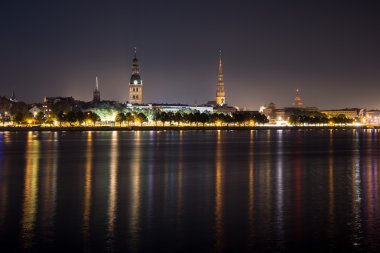 Yaz gece şehir ışık yansımaları su üzerinde