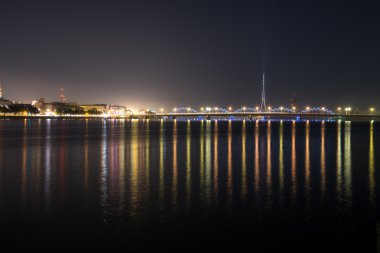 Yaz gece şehir ışık yansımaları su üzerinde