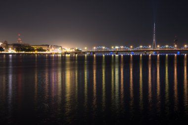Yaz gece şehir ışık yansımaları su üzerinde