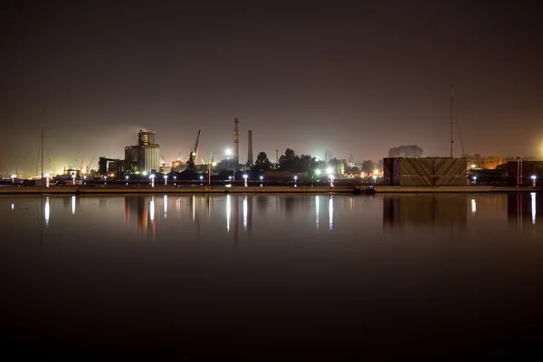 Noche de verano ciudad luz reflexiones sobre el agua — Foto de Stock