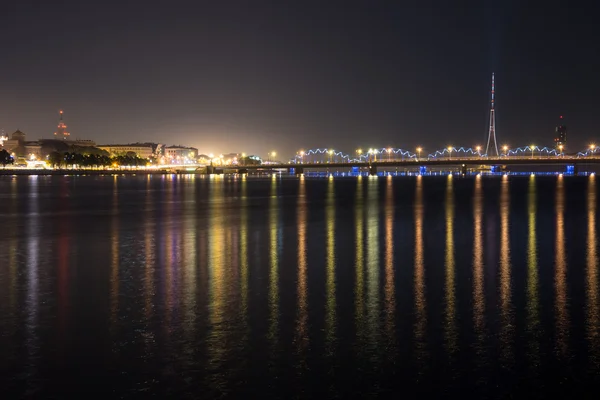 Été nuit ville lumière réflexions sur l'eau — Photo