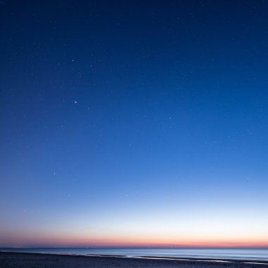 gece gökyüzünde yıldız sahilde. alan görünüm.