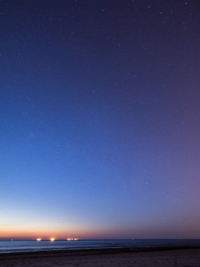 gece gökyüzünde yıldız sahilde. alan görünüm.