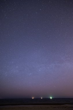 gece gökyüzünde yıldız sahilde. alan görünüm.