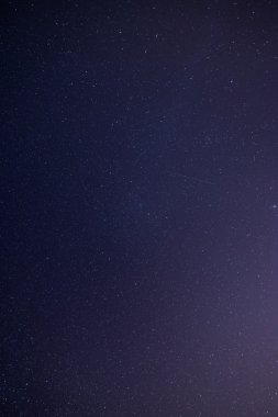 gece gökyüzünde yıldız sahilde. alan görünüm.