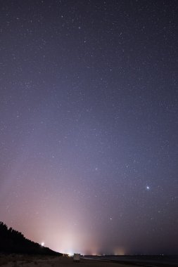 gece gökyüzünde yıldız sahilde. alan görünüm.